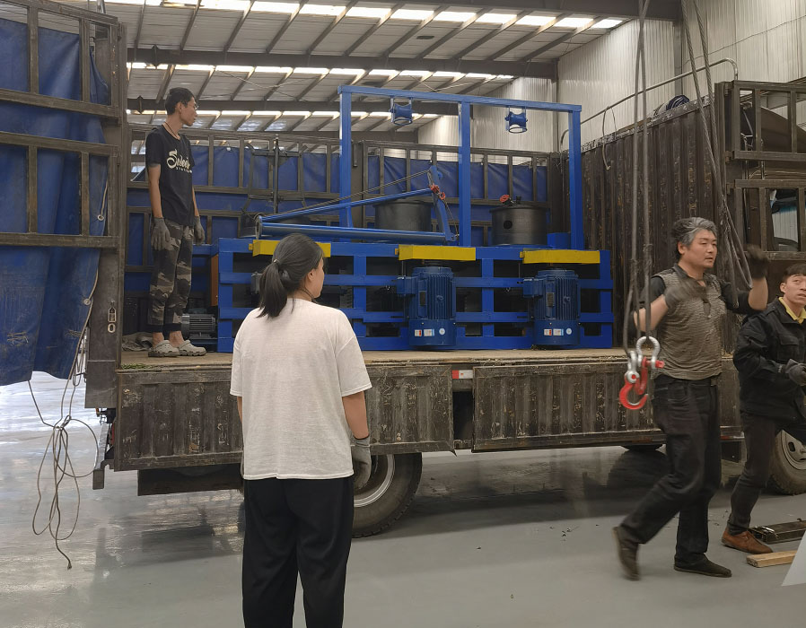 山西孫總訂購的不鏽鋼拔絲機裝車發貨，很快就到哦。